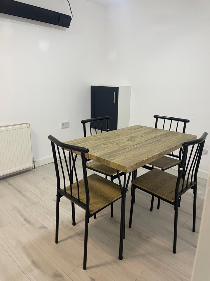 Feltham Room in a Shared House, Rochester Avenue, TW13 To Rent Now