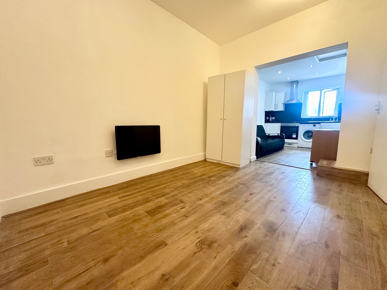 London Studio Flat, Peckham Road, SE5 To Rent Now for £1,250.00 p/m