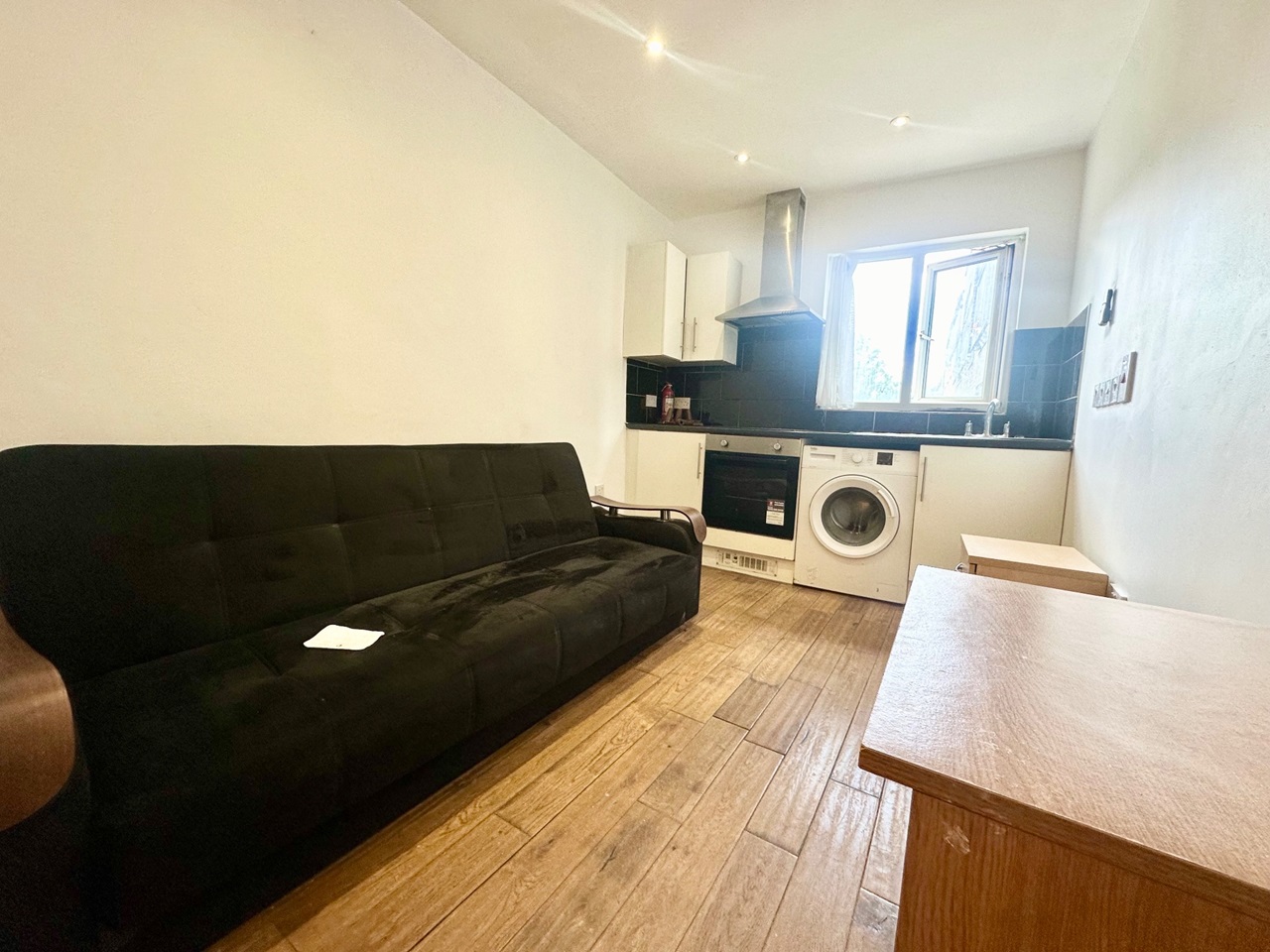 London Studio Flat, Peckham Road, SE5 To Rent Now for £1,250.00 p/m