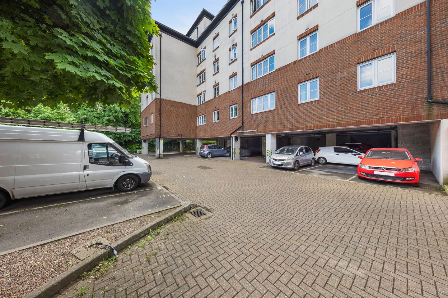 Slough - 2 Bed Flat, Bath Road, SL1 - To Rent Now for £1,450.00 p/m