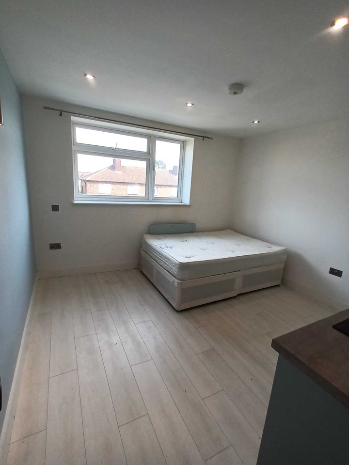 Stanmore Studio Flat, Dalston Gardens, HA7 To Rent Now for £1,096.