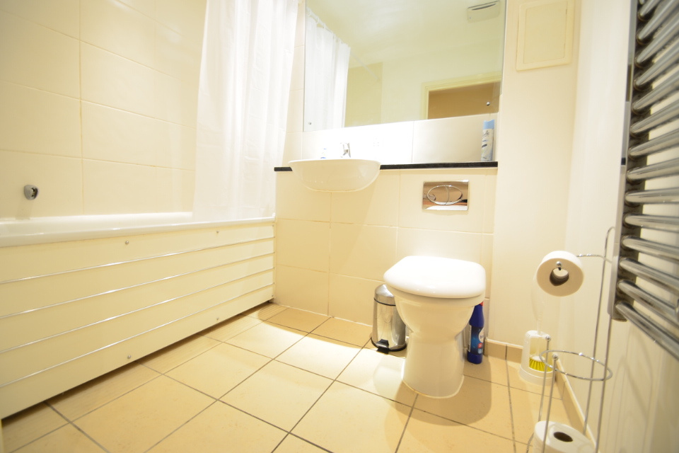London 1 Bed Flat, Wealden House, E3 To Rent Now for £1,650.00 p/m