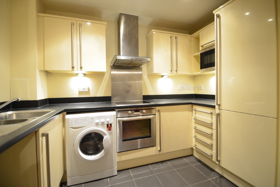 London 1 Bed Flat, Wealden House, E3 To Rent Now for £1,650.00 p/m