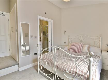 Room in a Shared House, Longshut Lane West, SK2