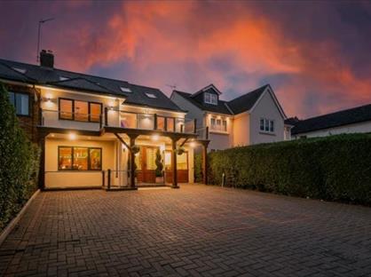 5 Bed Terraced House, Mansion House, EN9