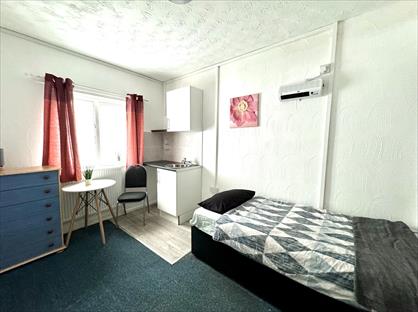 Studio Flat, Station Street, WS10