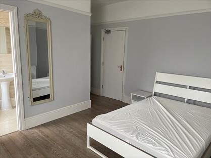 Room in a Shared House, Kingswood Road, IG3