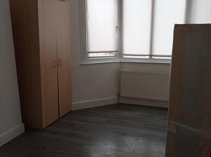 Studio Flat, Cromwell Road, TW13