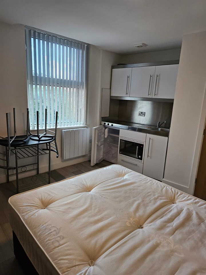 Preston Studio Flat, Garstang Road, PR1 To Rent Now for £650.00 p/m