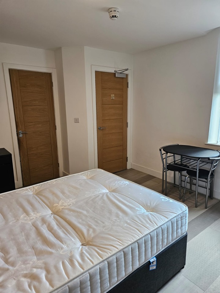 Preston Studio Flat, Garstang Road, PR1 To Rent Now for £650.00 p/m