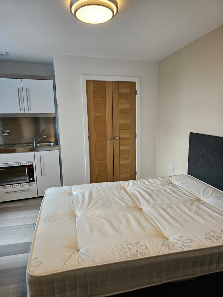 Preston Studio Flat, Garstang Road, PR1 To Rent Now for £650.00 p/m