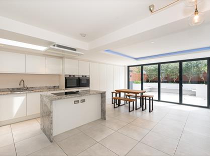 2 Bed Flat, Mallinson Road, SW11