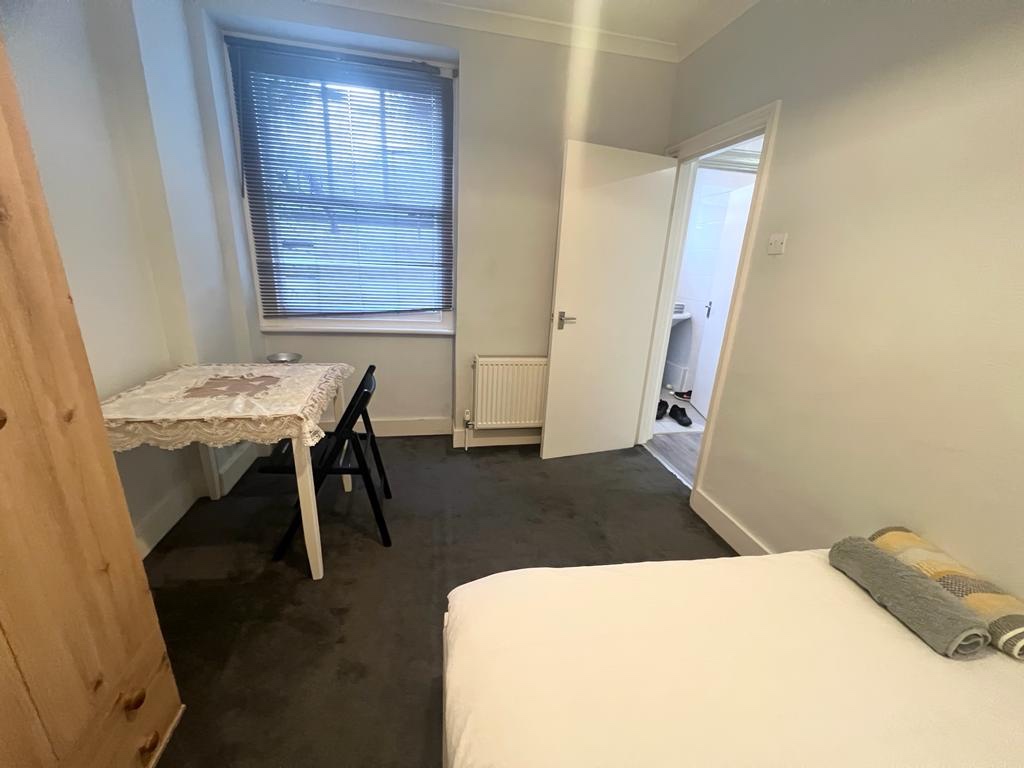 London 1 Bed Flat, Dewsbury Court, W4 To Rent Now for £2,550.00 p/m