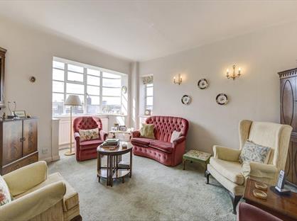 2 Bed Flat, Winchester Court, W8