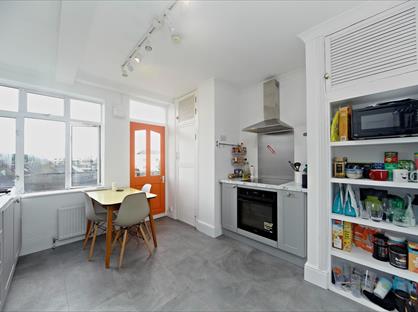3 Bed Flat, New Park Court, SW2