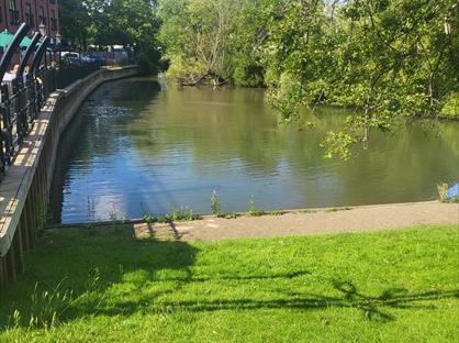 Studio Flat, Bridge Road, KT16