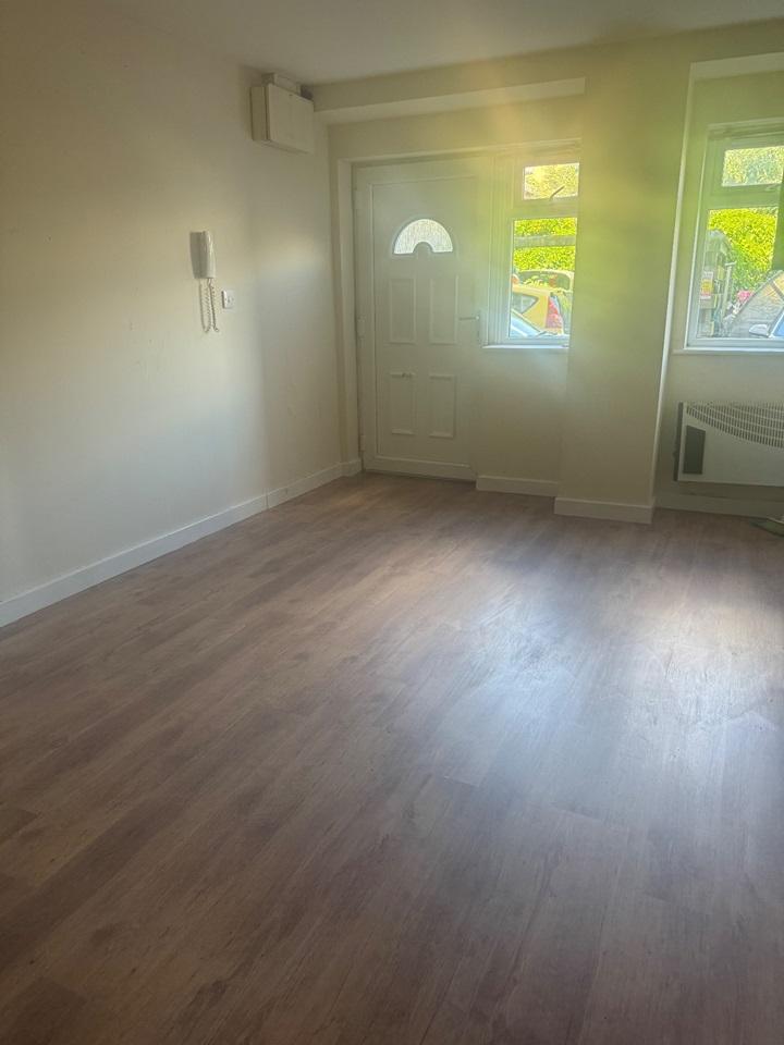 Luton Studio Flat, Rothesay Road, LU1 To Rent Now for £900.00 p/m