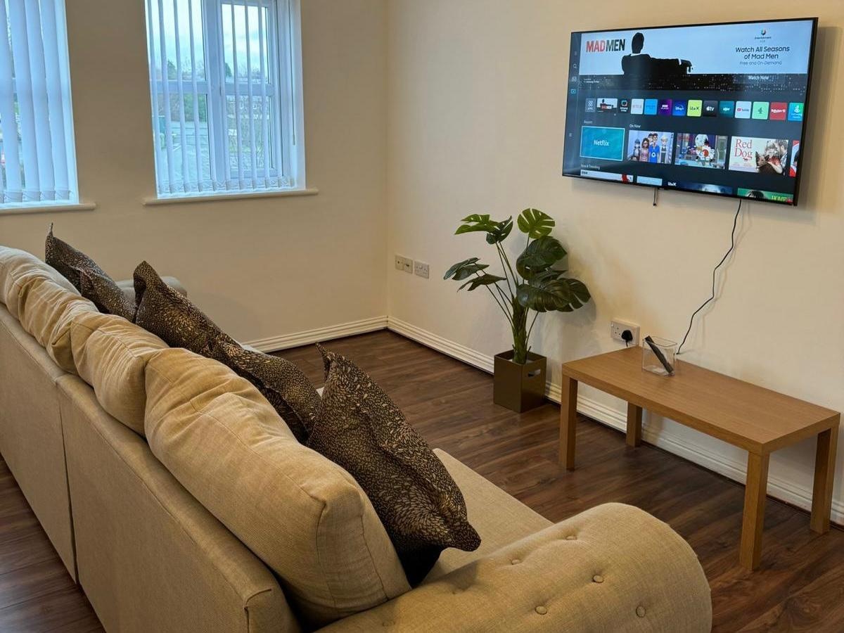 2 Bed Flat, Silchester Drive, M40