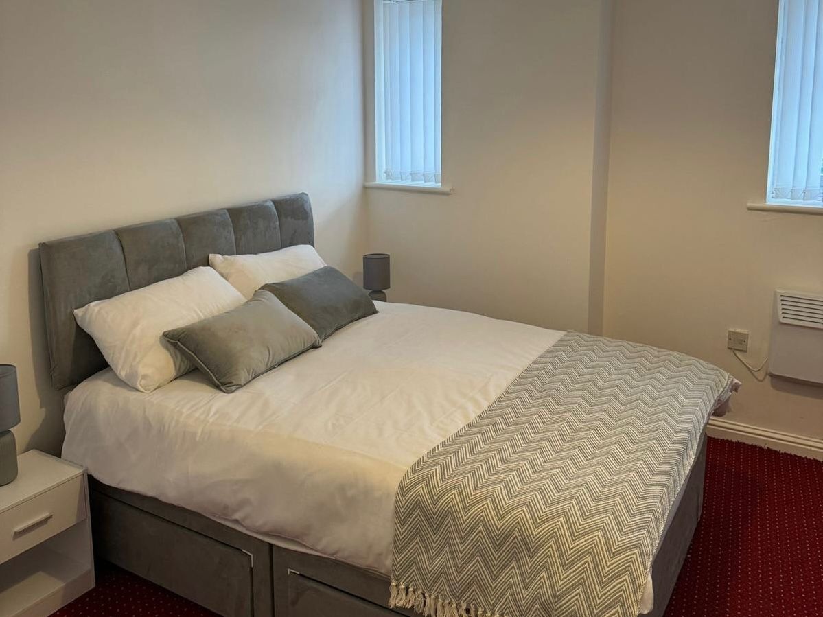 2 Bed Flat, Silchester Drive, M40 photo 5