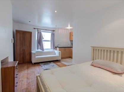 Studio Flat, Emanuel Avenue, W3