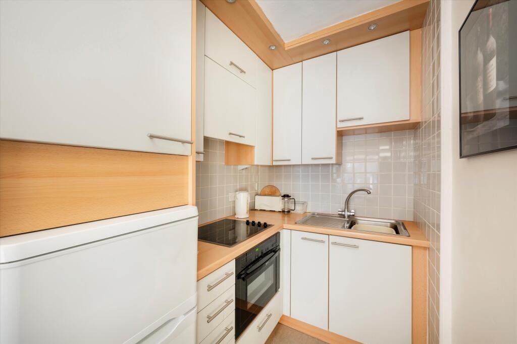 Studio Flat, Gloucester Terrace, W2 photo 5