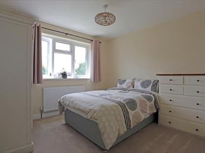 2 Bed Flat, Whalebone Lane North, RM6