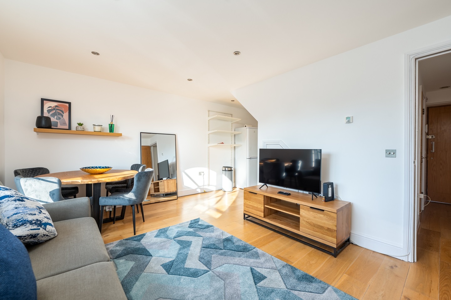 2 Bed Flat, Star House, E8 photo 2