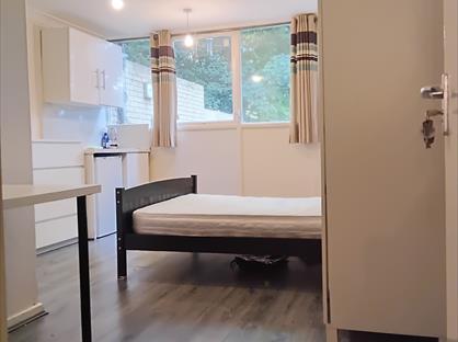 Studio Flat, Barchester Close, UB8