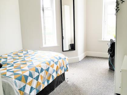Room in a Shared House, Barton Road, M32
