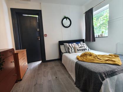 Room in a Shared House, Talbot Road, M14