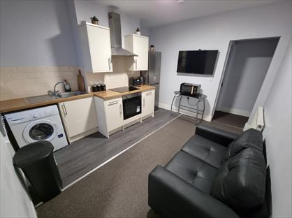 2 Bed Flat, Sheil Road, L6