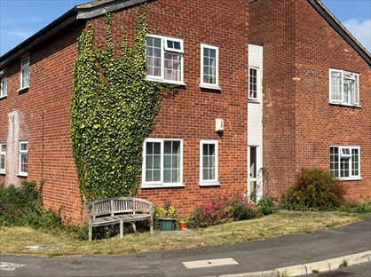 1 Bed Flat, Oak Close, LE10