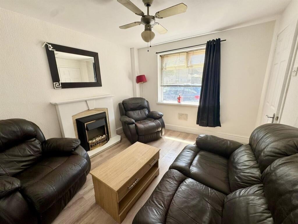 1 Bed Flat, Mill Road, CF5 photo 2