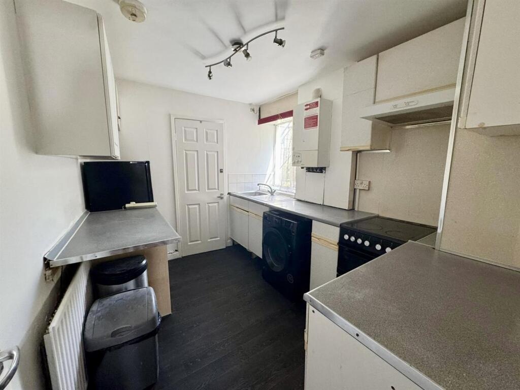 1 Bed Flat, Mill Road, CF5 photo 4