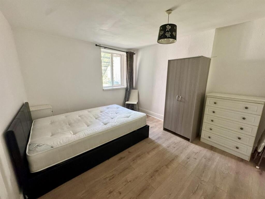 1 Bed Flat, Mill Road, CF5