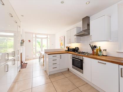 4 Bed Terraced House, Holmewood Gardens, SW2