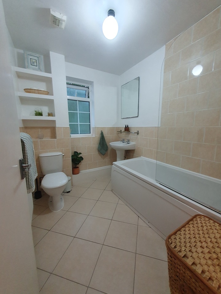 Stockport 2 Bed Flat, Adswood Lane West, SK3 To Rent Now for £900.