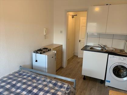Studio Flat, High Street, EN5