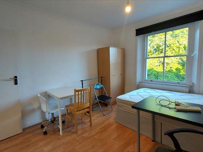 3 Bed Flat, Oakley Square, NW1