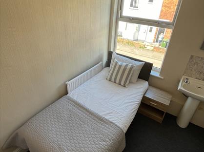 Room in a Shared House, Market Street, S80