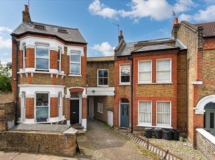 1 Bed Flat, Dingwall Road, SW18