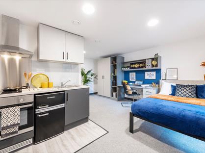 Room in a Shared Flat, Compass, B7