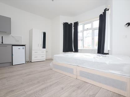 Studio Flat, Arngask Road, SE6