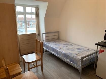 Studio Flat, Station Road, HA8