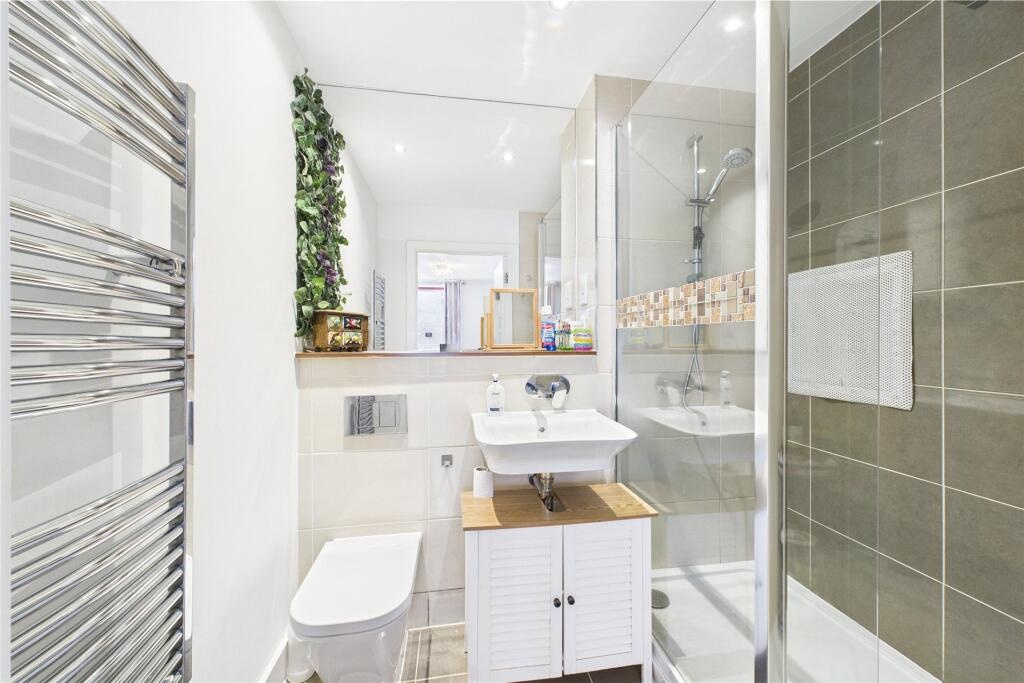 Additional image 4 of 2 Bed Flat, All Bills Included, RG2, N1 7GU