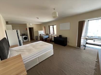Studio Flat, Burlington Court, SL1