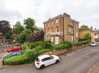 3 Bed Terraced House, Waldo Close, SW4