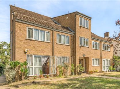 2 Bed Flat, Lilliput Court, SE12