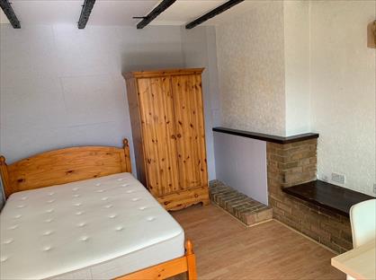 Room in a Shared House, Aragon Road, SM4