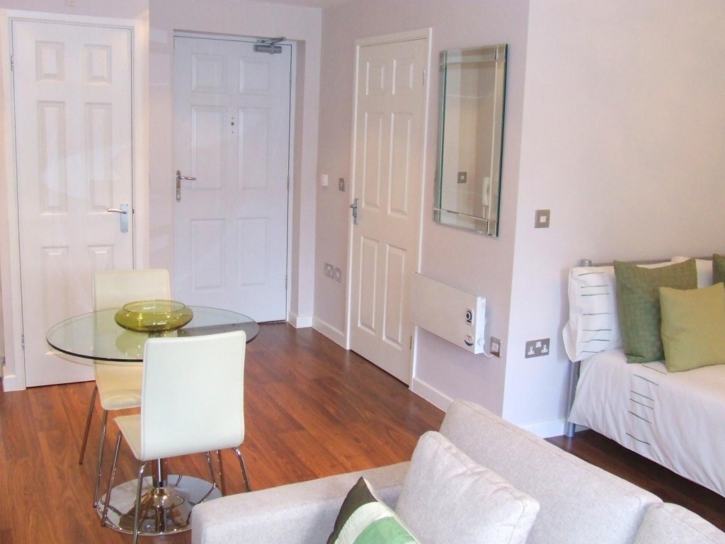 Studio Flat, Staveley Court, S8 photo 3